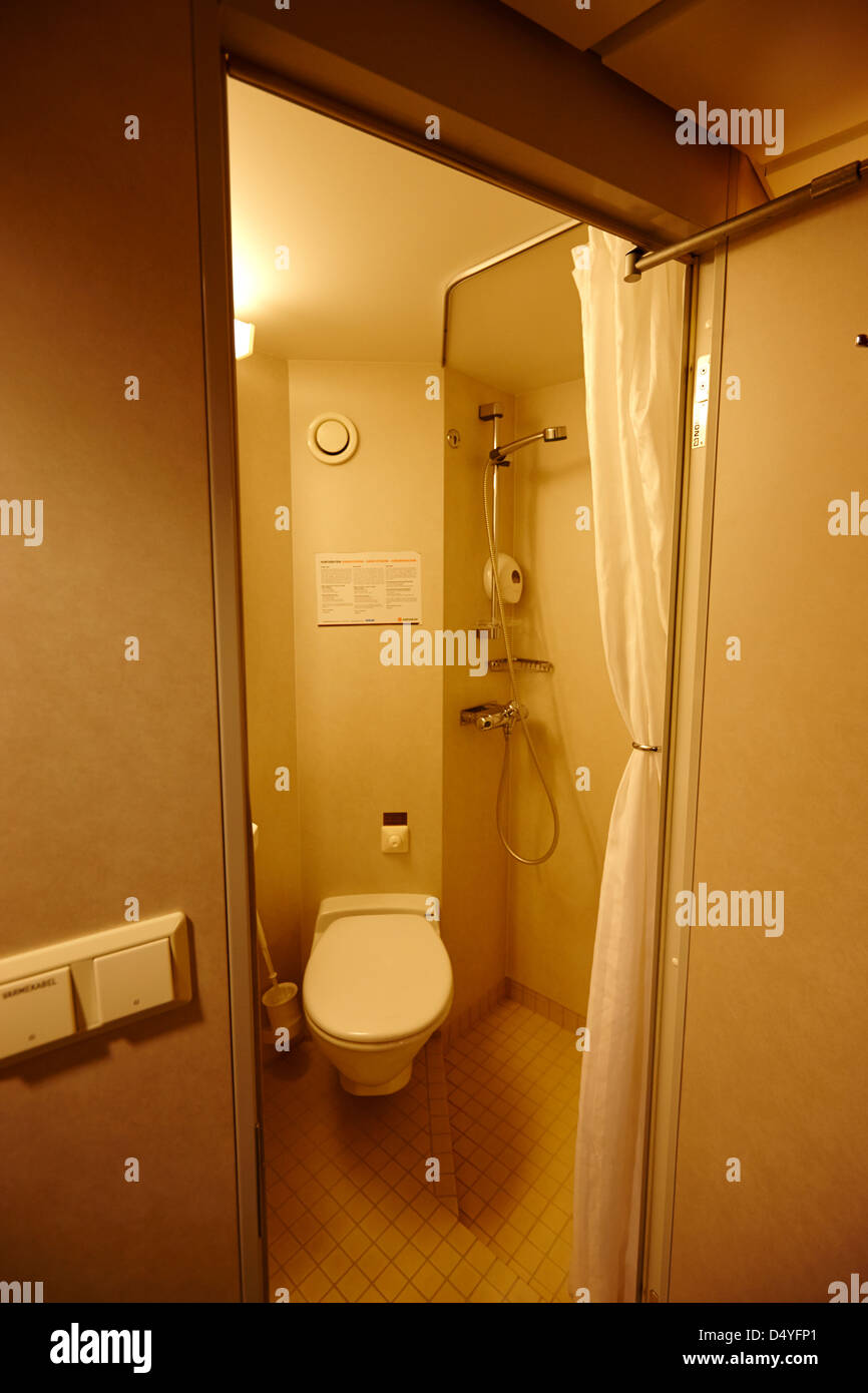 Piccolo ponte interno abitacolo bagno sul hurtigruten nave passeggeri troms Tromso Norvegia europa Foto Stock