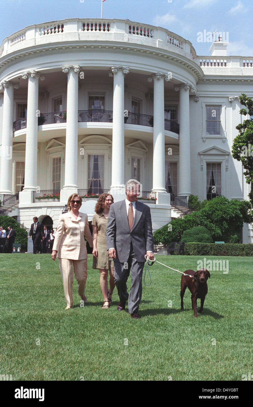 Una fotografia del 1998 del presidente Bill Clinton, la First Lady Hillary Clinton, la figlia Chelsea Clinton e il loro cane Buddy, che camminano sul South Lawn della Casa Bianca. Foto Stock