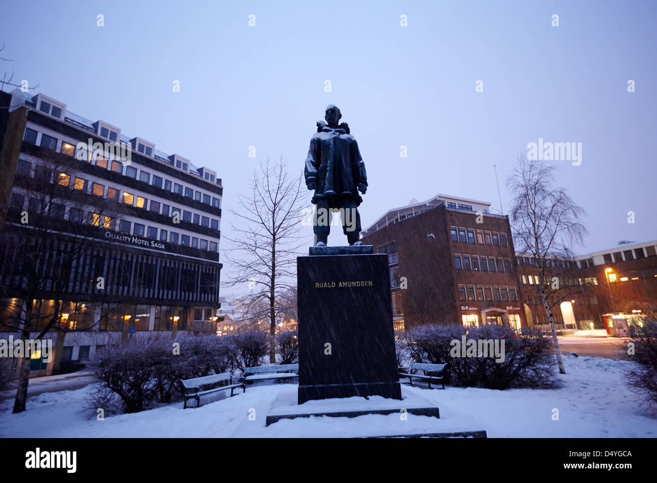 Explorer Roald Amundsen statua nella neve durante la notte in Tromso troms Norvegia europa Foto Stock