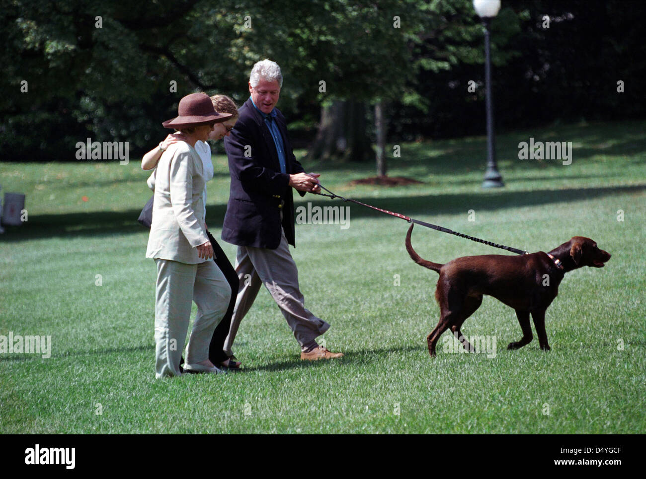 Fotografia del presidente William Jefferson Clinton e della prima Signora Hillary Rodham Clinton con Buddy il cane alla Casa Bianca: 08/30/1998 Foto Stock