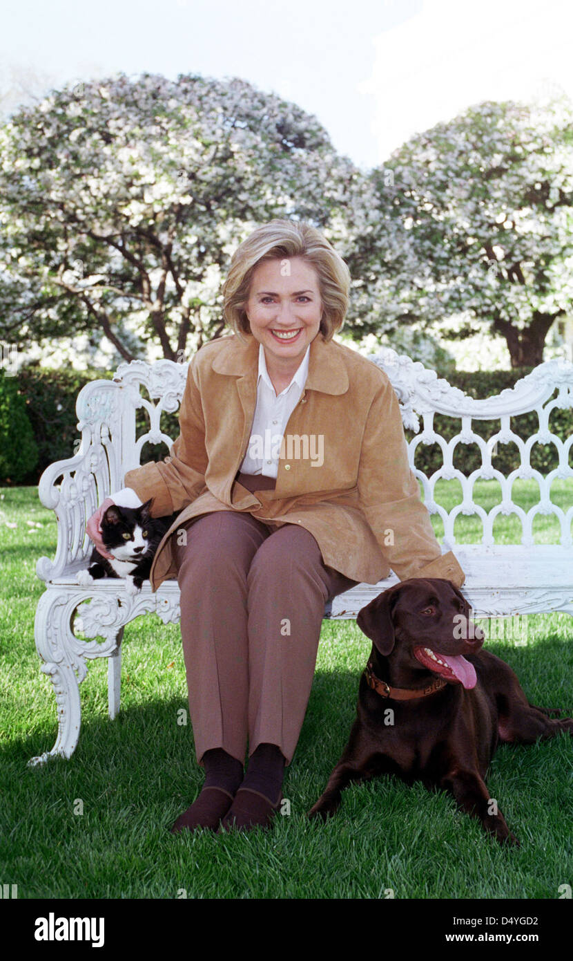Una fotografia del 7 aprile 1999, che mostra la First Lady Hillary Rodham Clinton con i suoi animali domestici, Socks the Cat e Buddy the Dog. L'immagine cattura un momento personale con la First Lady e i suoi animali durante l'amministrazione Clinton. Foto Stock