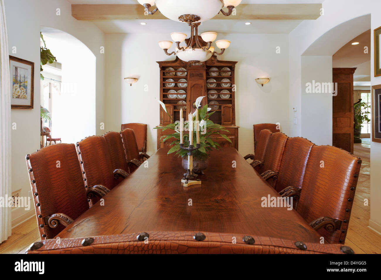 Sala da pranzo con porta candelabro su tavola, CALIFORNIA, STATI UNITI D'AMERICA Foto Stock