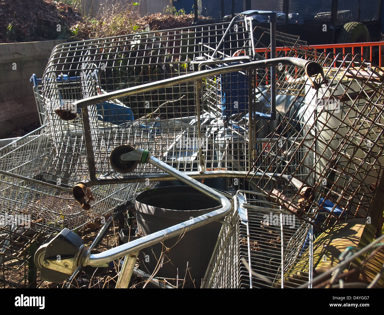 Rotto e abbandonato i carrelli di shopping si trovano impilati in un campo di Portsmouth Inghilterra Foto Stock