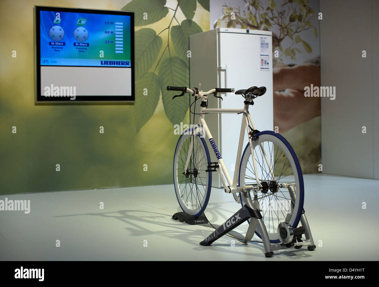 Berlino, Germania, elettricità con una bicicletta a IFA 2011 Foto Stock