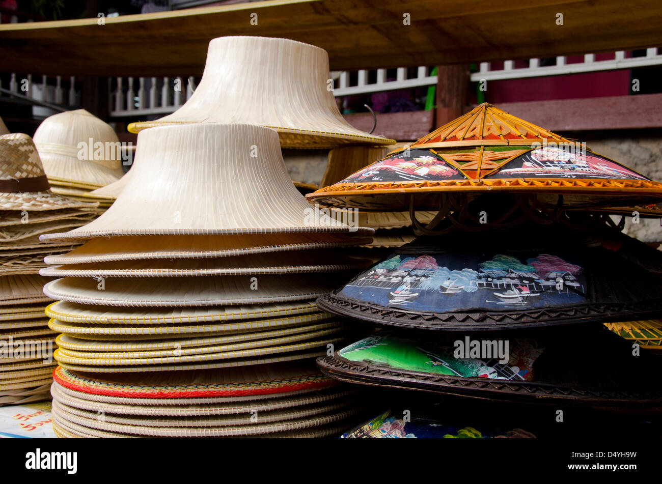 Thailandia, Mercato Galleggiante di Damnoen Saduak. Souvenir tradizionali cappelli in vendita da barche nel mercato galleggiante. Foto Stock