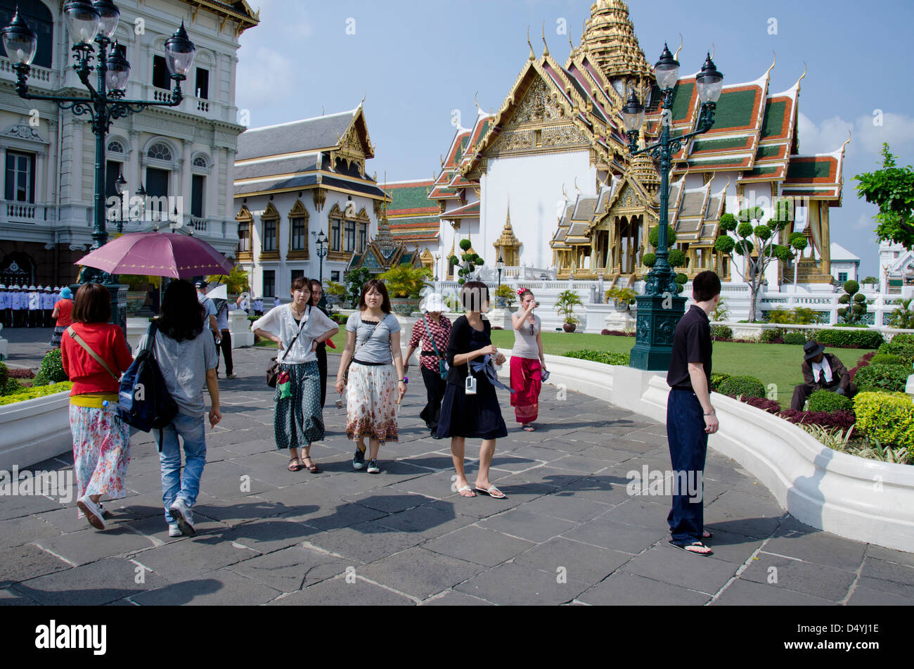 Thailandia, Bangkok. Il Grand Palace, istituito nel 1782. Sale amministrative e gli edifici dietro il tempio principale complesso. Foto Stock