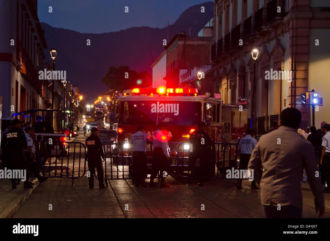 Misure di sicurezza per la Noche de festival Rabanos comprendono traffico barriere, ausiliari di polizia, polizia di stato, e firetrucks. Foto Stock