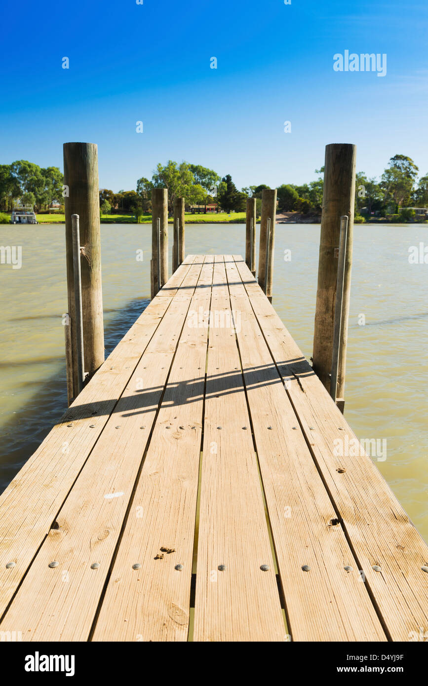 Pontile in legno lungo il Fiume Murray, Sud Australia Foto Stock