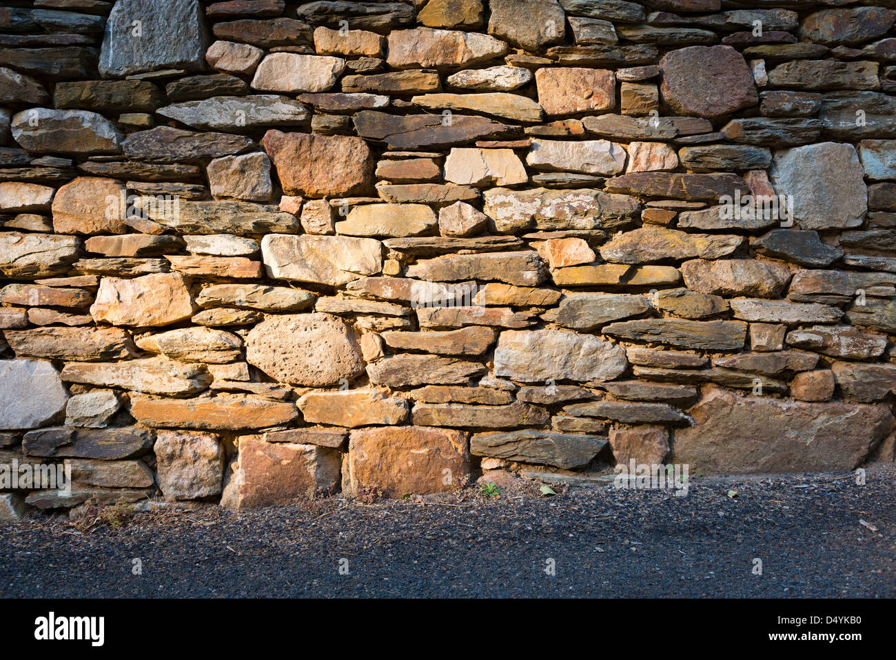 Muro di pietra costruito da pietre e rocce di diverse dimensioni Foto Stock