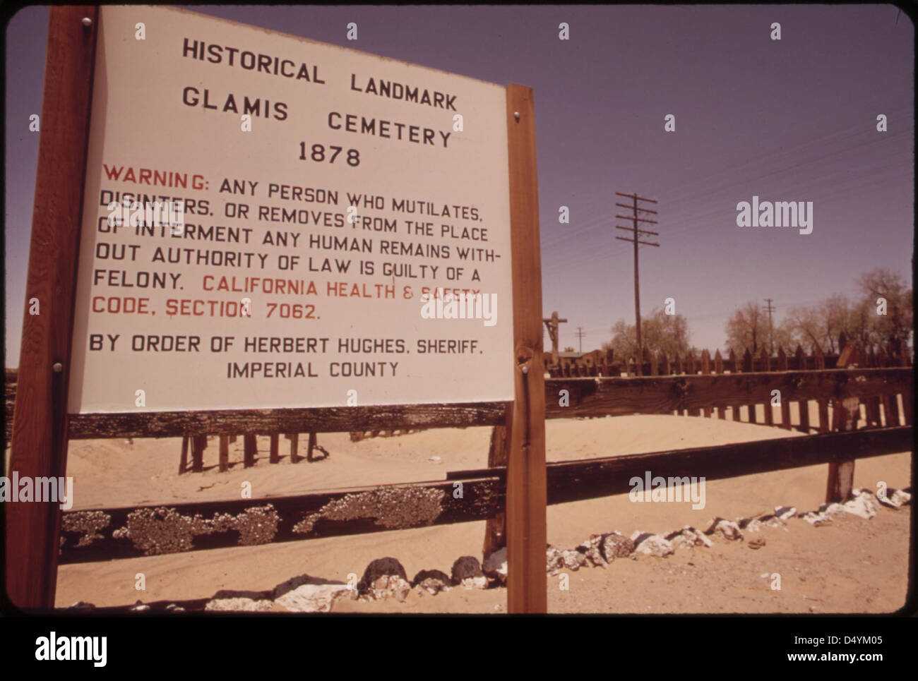 Il cimitero della Imperial Valley, catturato nel maggio 1972 come parte del progetto DOCUMERICA, presenta una vista solenne del paesaggio nella regione della Imperial Valley della California. Foto Stock