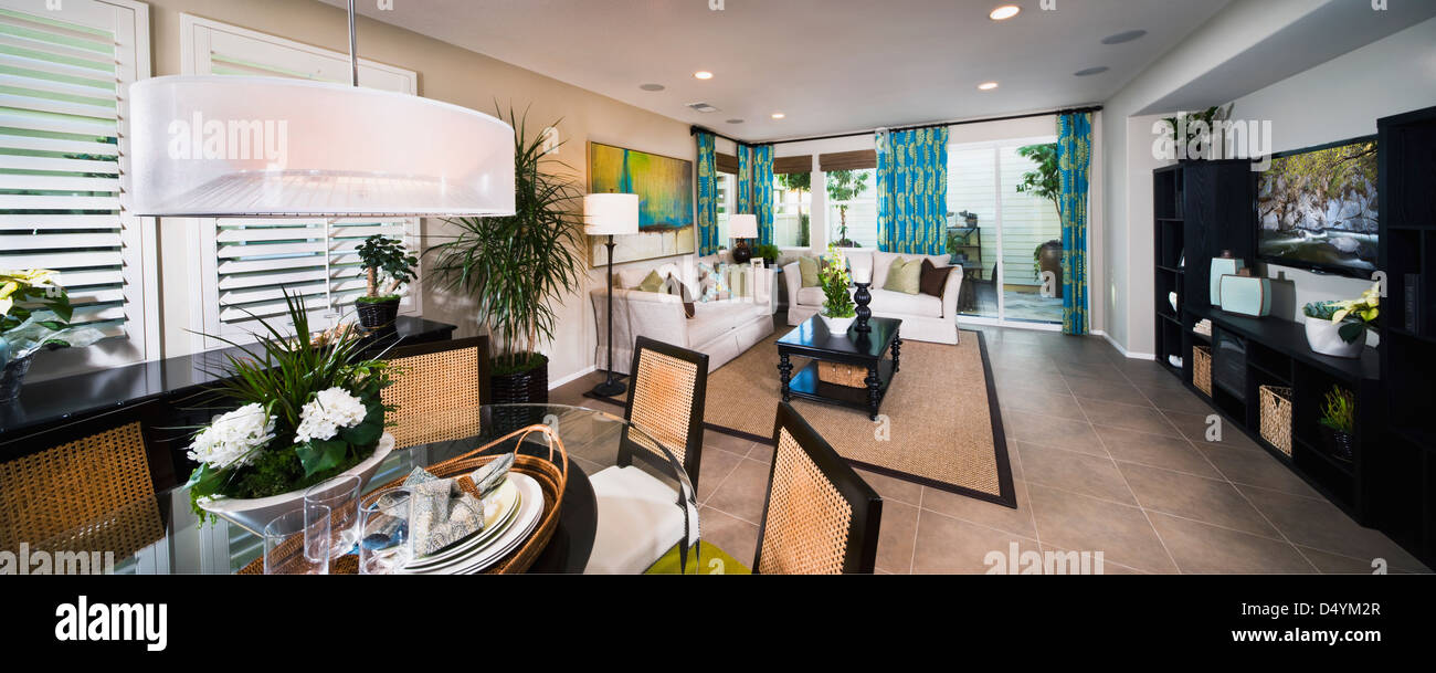 Zona pranzo e soggiorno in stile contemporaneo casa tradizionale, Tustin, California, Stati Uniti d'America Foto Stock