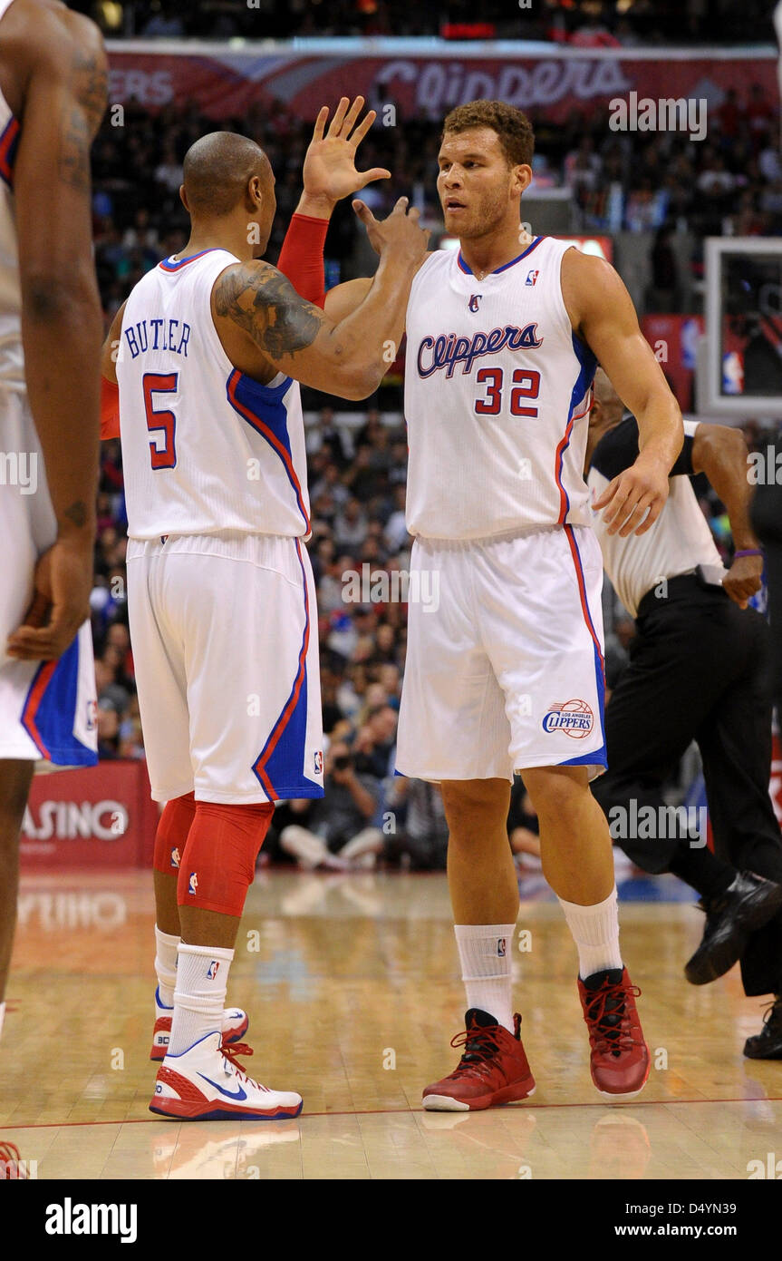 Marzo 20, 2013 - Los Angeles, California, Stati Uniti - Marzo 20, 2013: Los Angeles, CA. Los Angeles Clippers avanti potenza Blake Griffin (32) dà un elevato da cinque a Los Angeles Clippers le piccole avanti Caron Butler (5), dopo aver fatto una Slam Dunk durante il gioco NBA tra i Los Angeles Clippers e la Philadelphia 76ers a Staples Center a Los Angeles, CA. David cofano/CSM. Foto Stock