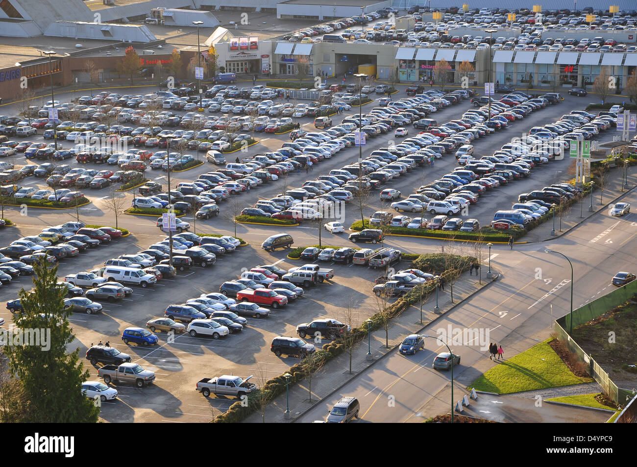 Vista aerea del centro commerciale auto parcheggio affollata. In Coquitlam città di BC Canada. Foto Stock