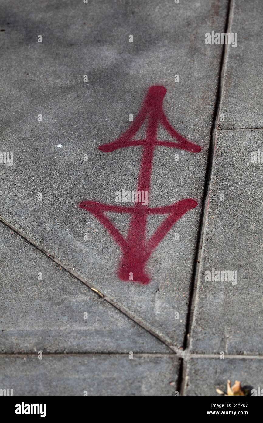 Le frecce rosse che puntano a due modi sulla superficie di cemento. Foto Stock