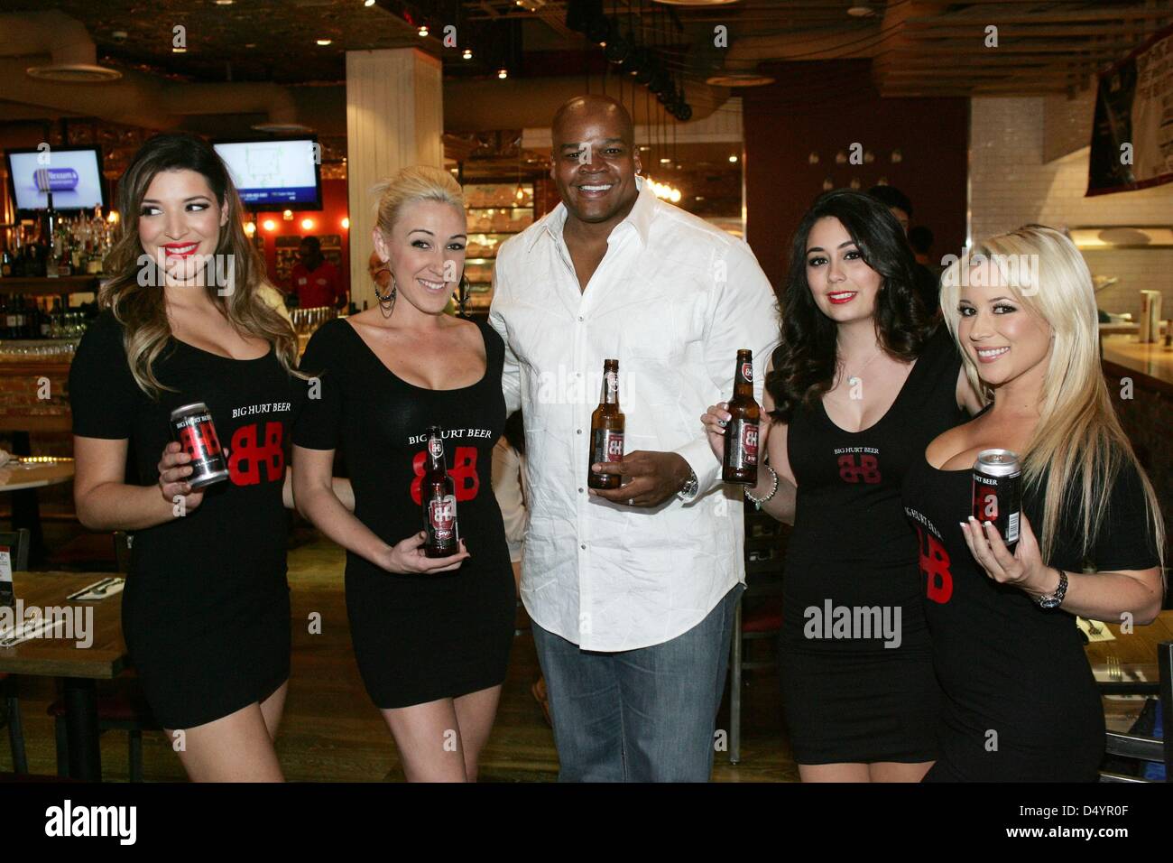 Las Vegas, NV, Stati Uniti d'America. Marzo 20, 2013. Frank Thomas, grande male i modelli di birra ad una apparizione pubblica per Frank Thomas firma autografi, polpetta Spot in Town Square. Foto di: James Atoa/Everett raccolta/Alamy Live News Foto Stock