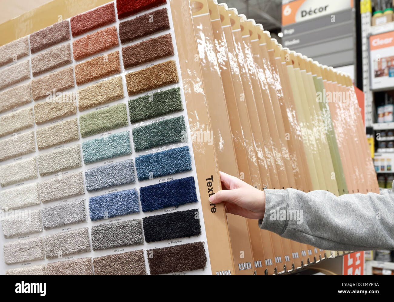 Donna scelta di tappeti colorati campione Foto Stock