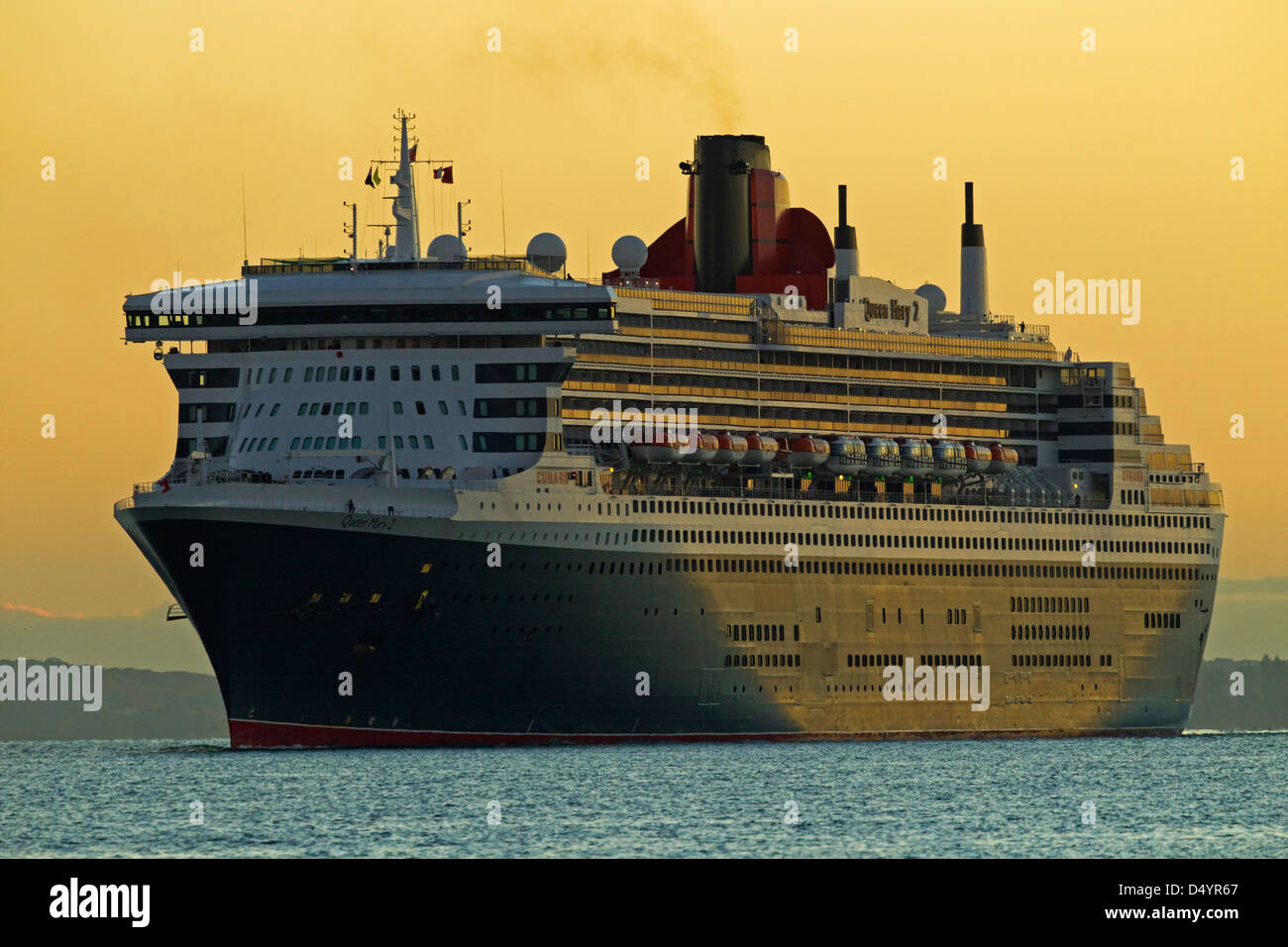 Cunard nave ammiraglia liner, Queen Mary 2, arriva a Auckland, Nuova Zelanda, lunedì, 11 marzo 2013. Foto Stock