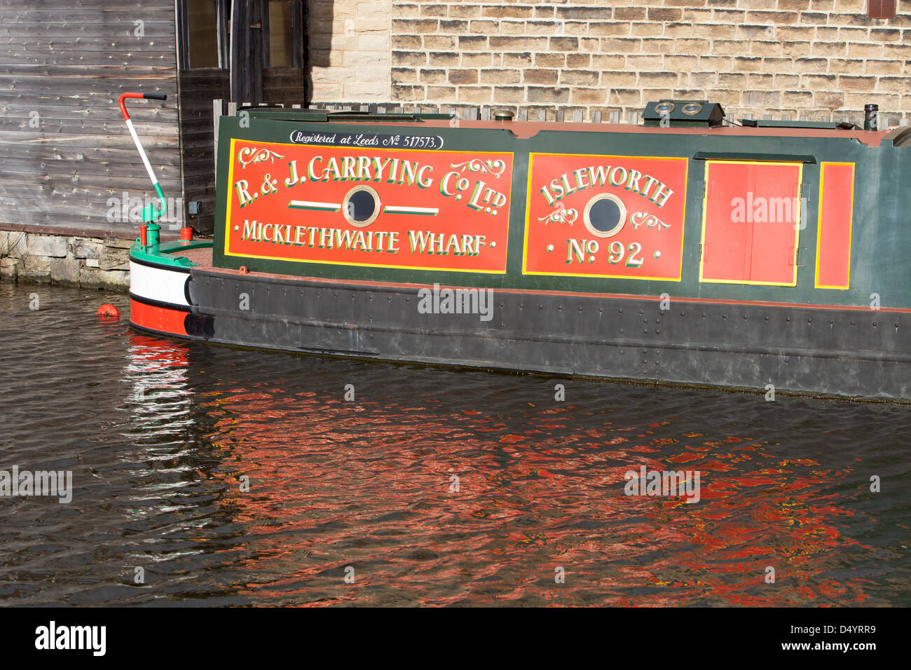 Una vecchia barca stretta sul Leeds Liverpool Canal a Bingley, Regno Unito. Foto Stock