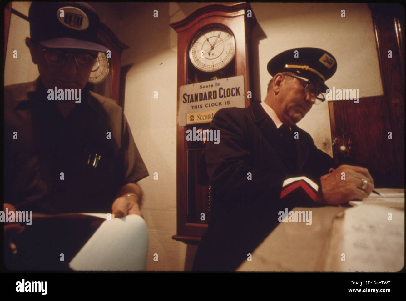 Nel giugno 1974, un ingegnere ferroviario e un direttore si registrano a Dodge City, Kansas, prima di salire a bordo della Amtrak Southwest Limited, una rotta che collega Los Angeles e Chicago. L'immagine fa parte della documentazione di trasporto dell'EPA negli anni '1970 Foto Stock