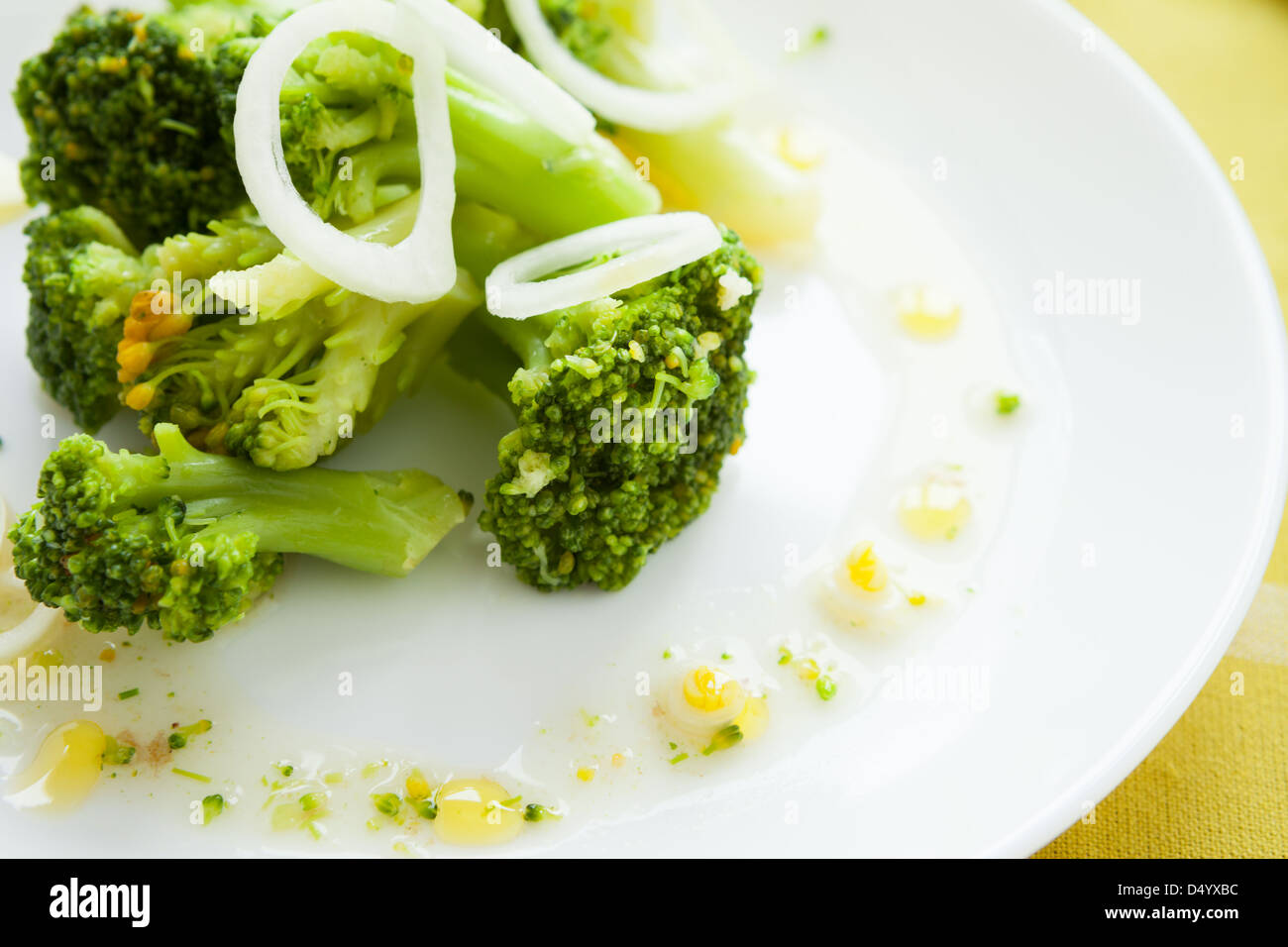 Acquolina in bocca broccoli fritti con anelli di cipolla sulla piastra bianca, cibo Foto Stock