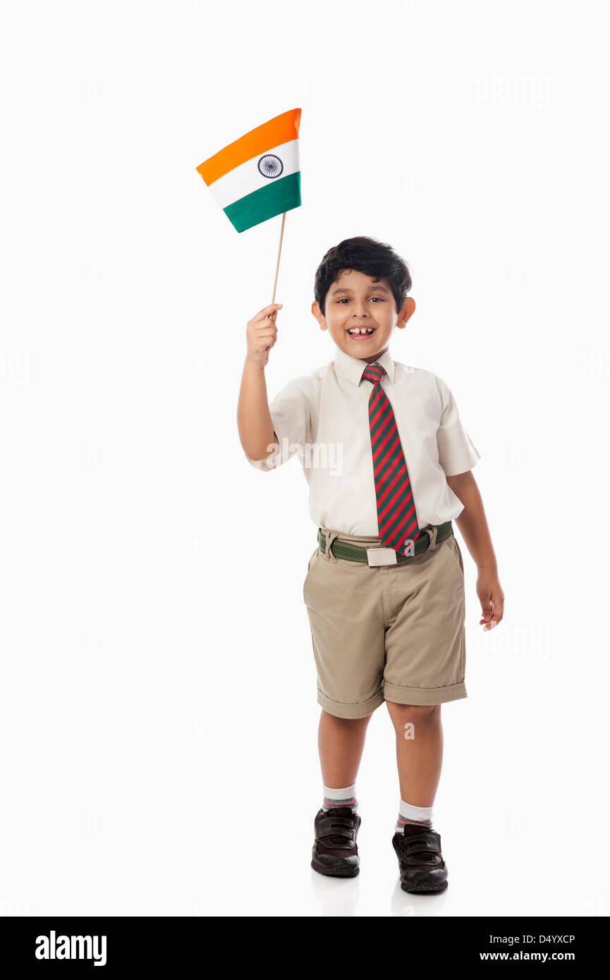 Scolaro tenendo una bandiera indiana Foto Stock
