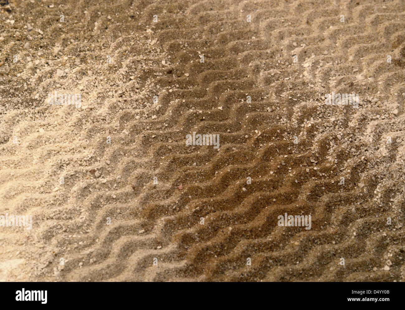 Full frame modello astratto con linee ondulate in multicolore di sabbia marrone Foto Stock