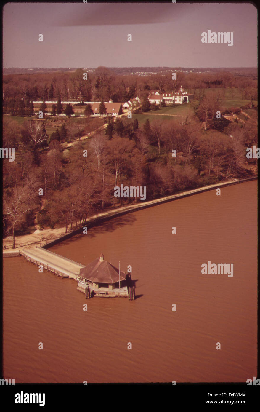 Una vista aerea del Monte Vernon, casa di George Washington, con il fiume Potomac che mostra scolorimento a causa del limo nell'aprile 1973. La fotografia cattura la tenuta storica e l'impatto dei fattori ambientali. Foto Stock