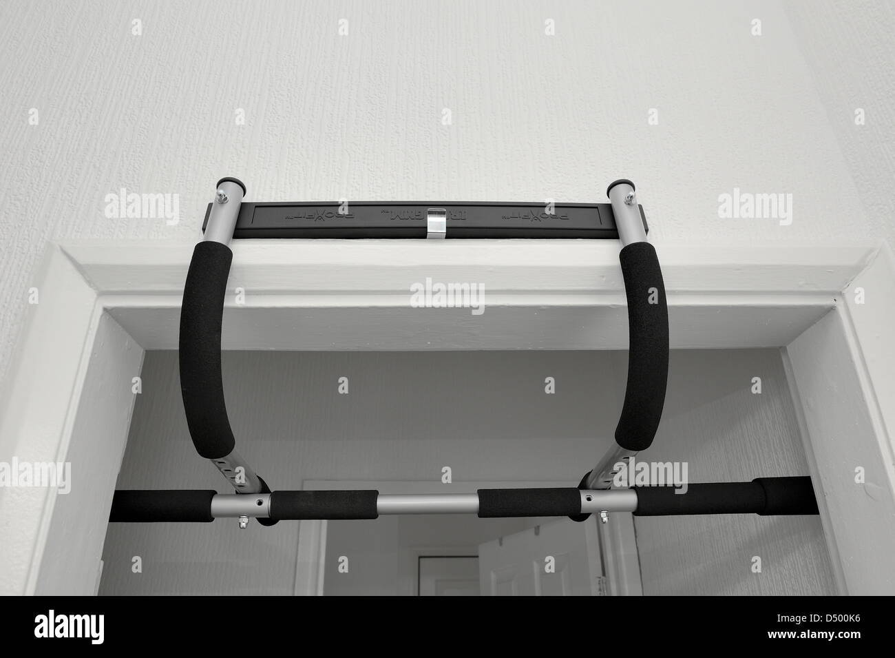 Montare pro portable palestra esercizio bar montato sulla parte superiore di un telaio della porta Foto Stock
