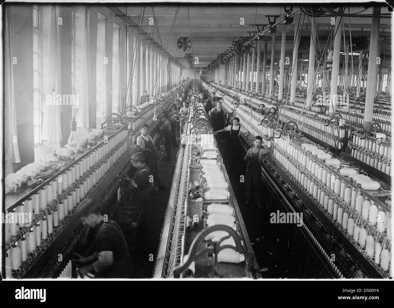 Una vista generale della camera di filatura di Cornell Mill a Fall River, Massachusetts, scattata nel gennaio 1912. L'immagine mostra gli operai del mulino tessile all'inizio del XX secolo. Foto Stock