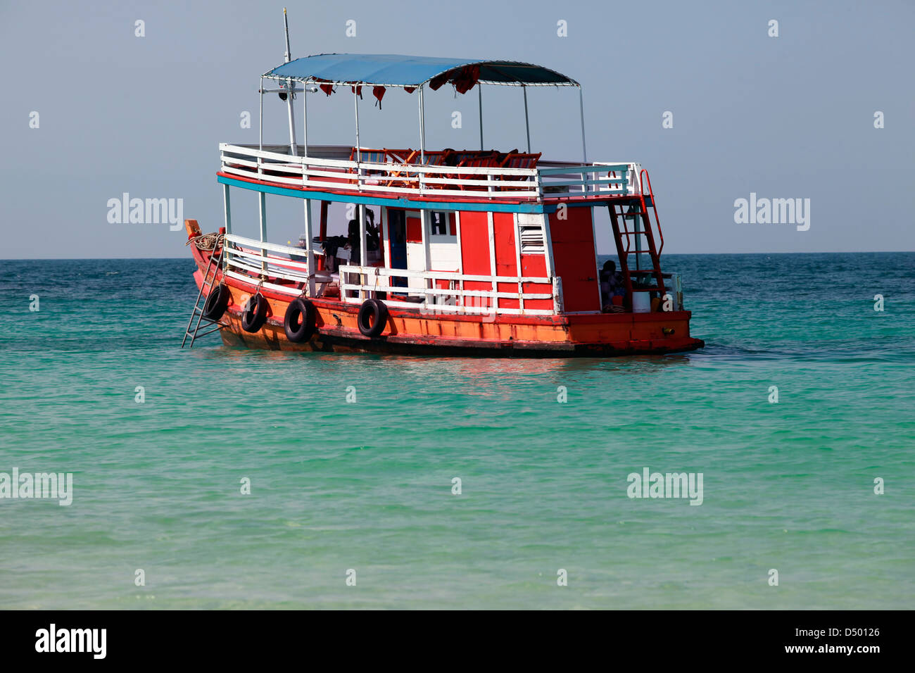 Il drifting barca in mare trasparente. Della Thailandia Foto Stock