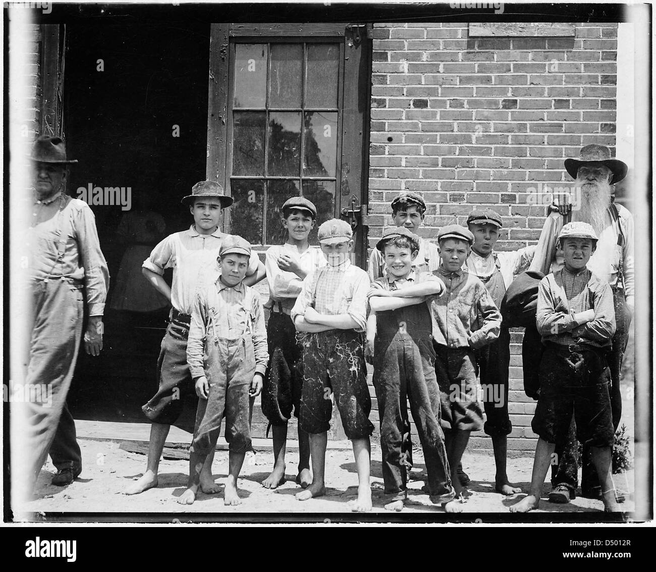 Una fotografia di Lewis Hine del maggio 1912 che mostra alcuni dei lavoratori più giovani della Belton Manufacturing Company. Il lavoro di Hine documenta il lavoro minorile durante l'inizio del XX secolo. Foto Stock