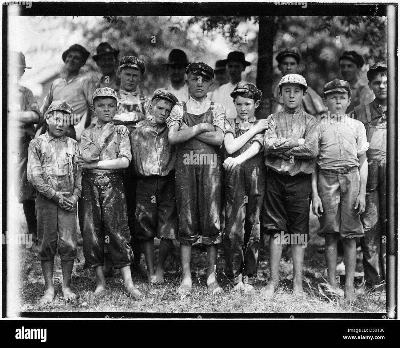 Nel maggio 1912, Lewis Hine ha scattato questa fotografia che mostra alcuni dei lavoratori più giovani della Belton Manufacturing Co., evidenziando il problema in corso del lavoro minorile nell'America dei primi anni del XX secolo. Foto Stock
