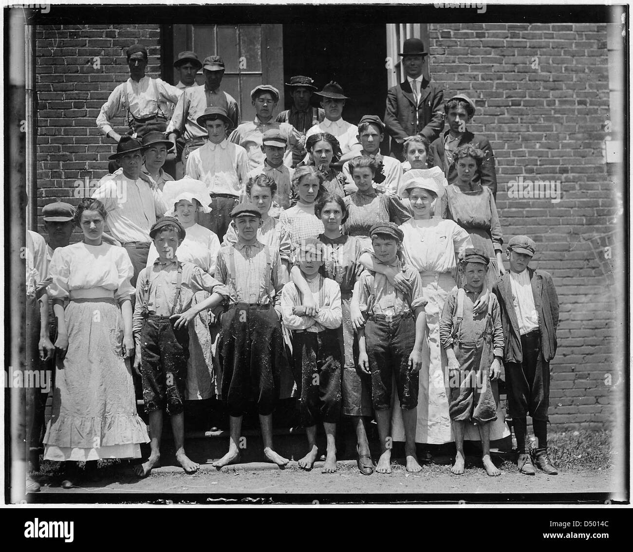 Una fotografia del maggio 1912 che cattura un gruppo di lavoratori all'Aragon Mills di Rock Hill, Carolina del Sud. L'immagine, scattata da Lewis Hine, documenta le condizioni di lavoro nelle fabbriche tessili americane dell'inizio del XX secolo. Foto Stock