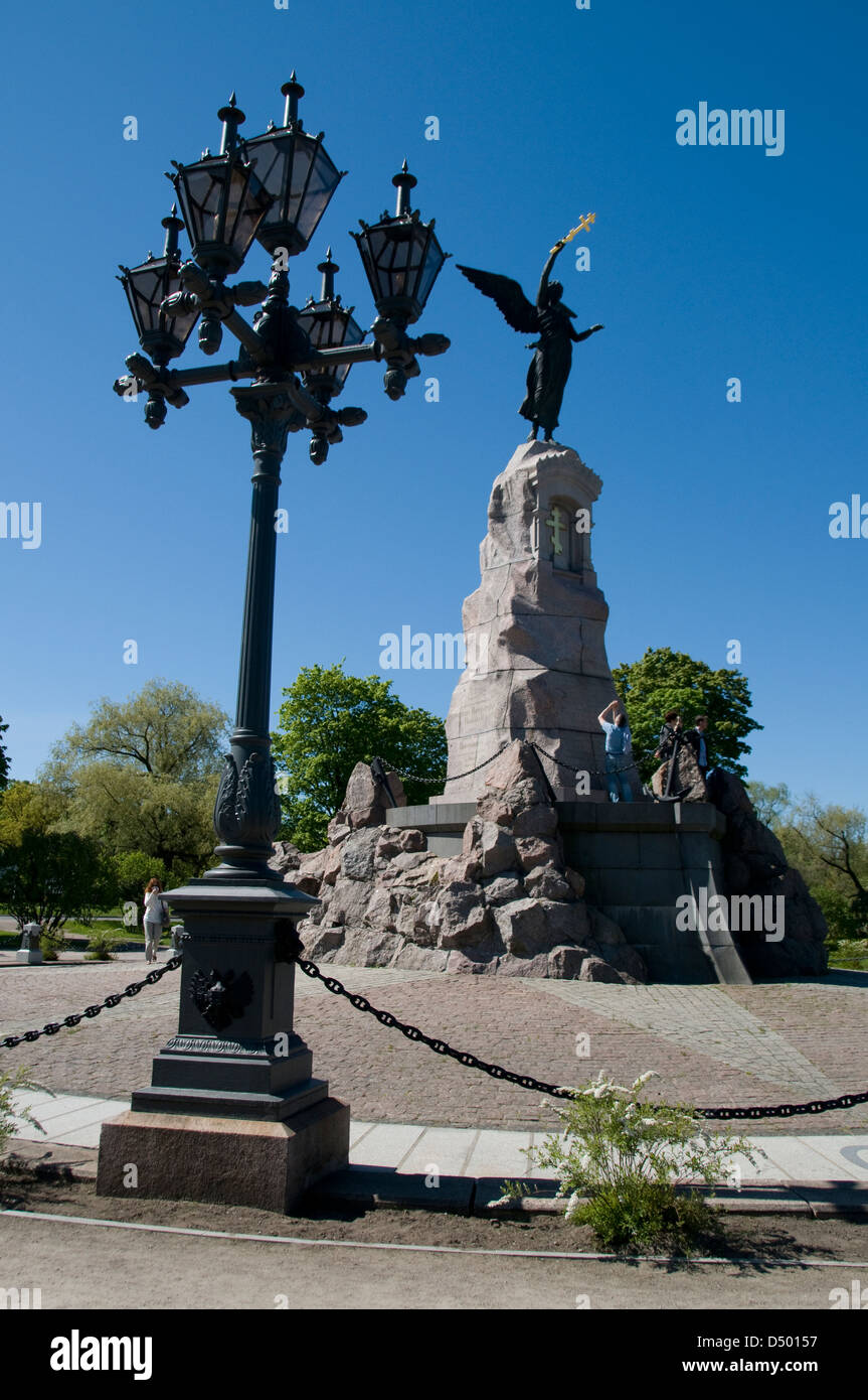 Una statua in bronzo di un angelo che tiene una croce ortodossa sul memoriale di Russalka di fronte al Mar Baltico a Tallinn, Estonia Foto Stock