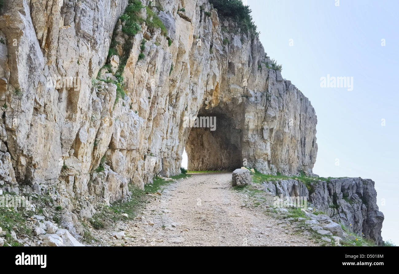 Mountain Pass attraversato da un percorso praticato nella montagna rocciosa Foto Stock