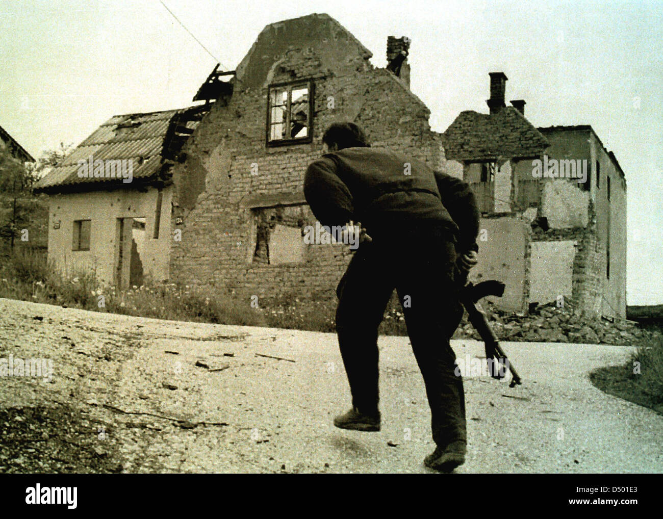SARAJEVO, Bosnia, 02 ottobre 1993 --- un esercito bosniaco figher corre attraverso una sfida di proiettili durante una battaglia tra bosniaci musulmani e forze serbo-bosniache . Foto Stock