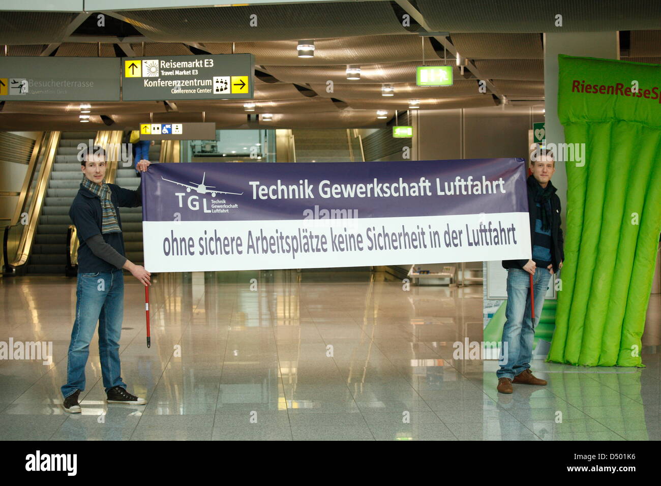 Aeroporto di Dusseldorf, Dusseldorf, Germania. Giovedì 21 marzo 2013. Code di persone forma di fronte a banchi check-in a causa di uno sciopero in Dusseldorf Airport. I manifestanti in aeroporto.Lo sciopero è dovuta a causa Lufthansa ha detto,vuole congelare salari e di chiedere ai dipendenti di lavorare un'ora in più a settimana. Credito: Yulia Reznikov/Alamy Live News Foto Stock