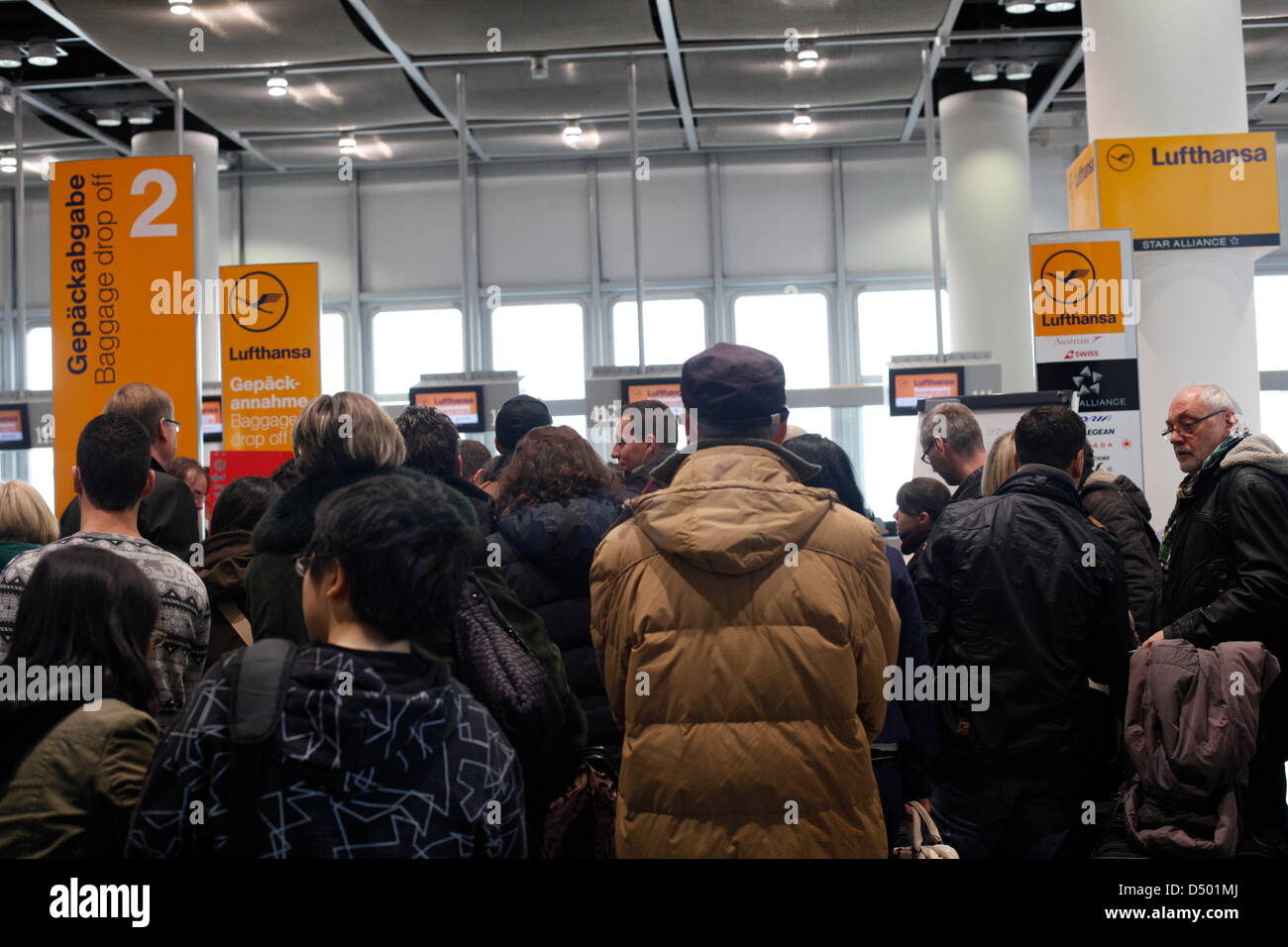 Aeroporto di Dusseldorf, Dusseldorf, Germania. Giovedì 21 marzo 2013. Code di persone forma di fronte a banchi check-in a causa di uno sciopero in Dusseldorf Airport. Linea di persone fino a controllare in.Lo sciopero è dovuta a causa Lufthansa ha detto,vuole congelare salari e di chiedere ai dipendenti di lavorare un'ora in più a settimana. Credito: Yulia Reznikov/Alamy Live News Foto Stock