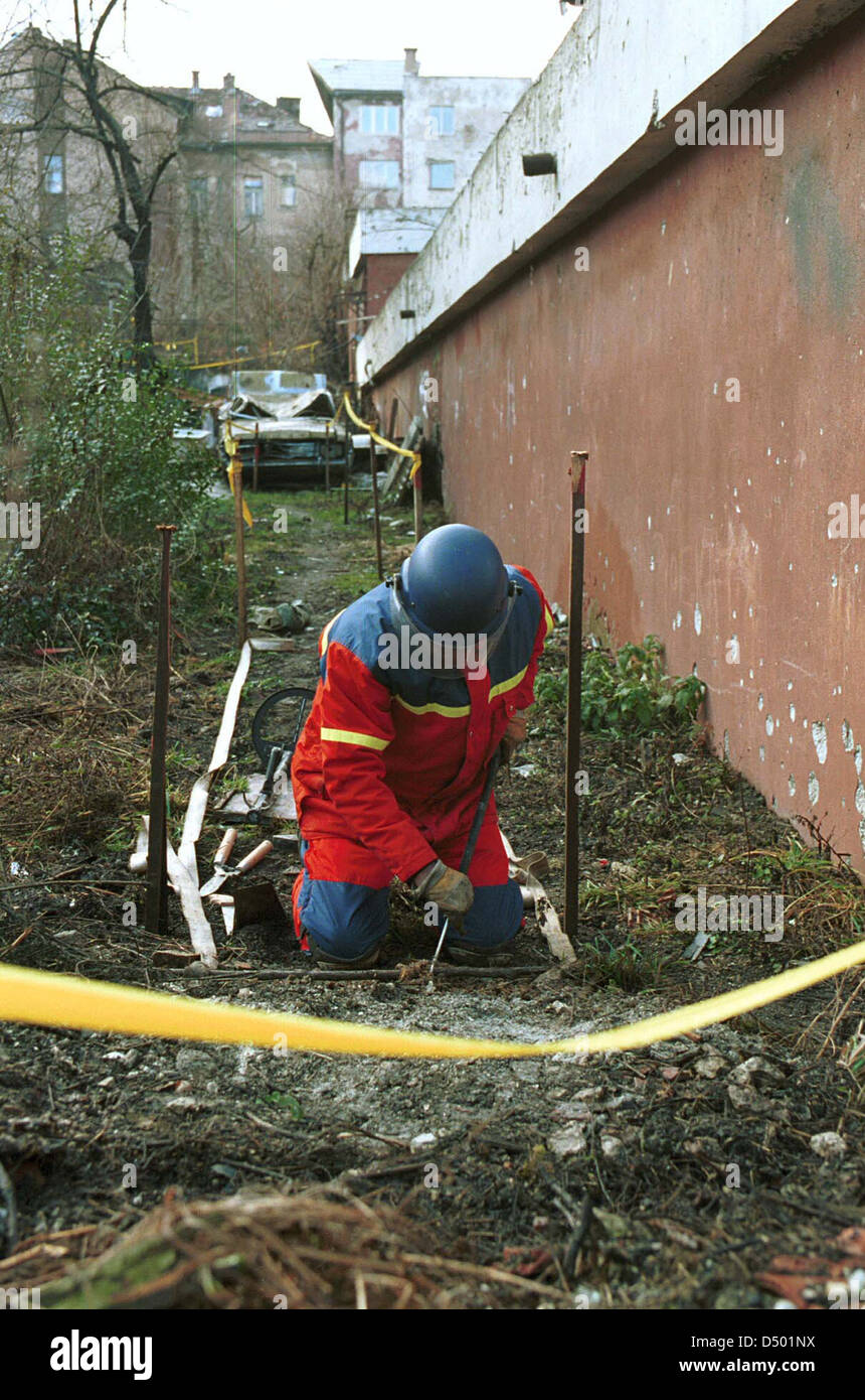 SARAJEVO, Bosnia, 02 ottobre 1998 --- Norwiegan esperti esplosive rimuovere le mine di terra da una zona residenziale della capitale bosniaca Sarajevo. Ogni anno migliaia di persone in tutto il mondo sono feriti o uccisi dalle mine terrestri. Foto Stock