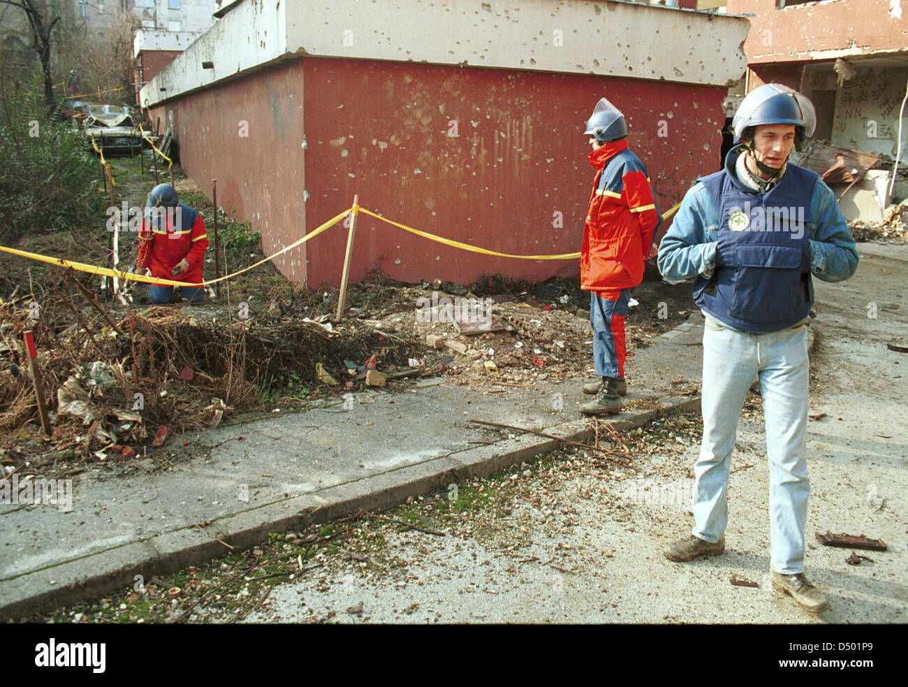 SARAJEVO, Bosnia, 02 ottobre 1998 --- Norwiegan esperti esplosive rimuovere le mine di terra da una zona residenziale della capitale bosniaca Sarajevo. Ogni anno migliaia di persone in tutto il mondo sono feriti o uccisi dalle mine terrestri. Foto Stock