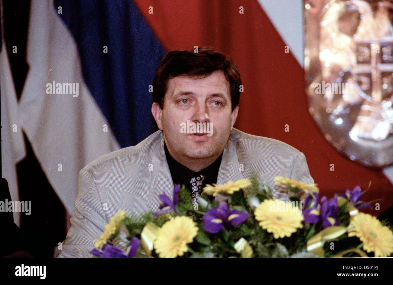 BANJA LUKA, Bosnia, 27 marzo 1998 ------ serbo-bosniaco il Primo Ministro Milorad Dodik parla ai giornalisti presso il suo ufficio. Dodik è stata salutata da ovest come una voce di moderazione e di pace nella tormentata regione dei Balcani. Foto Stock BANJA LUKA, Bosnia, 27 marzo 1998 ------ serbo-bosniaco il Primo Ministro Milorad Dodik parla ai giornalisti presso il suo ufficio. Dodik è stata salutata da ovest come una voce di moderazione e di pace nella tormentata regione dei Balcani. Foto Stock
