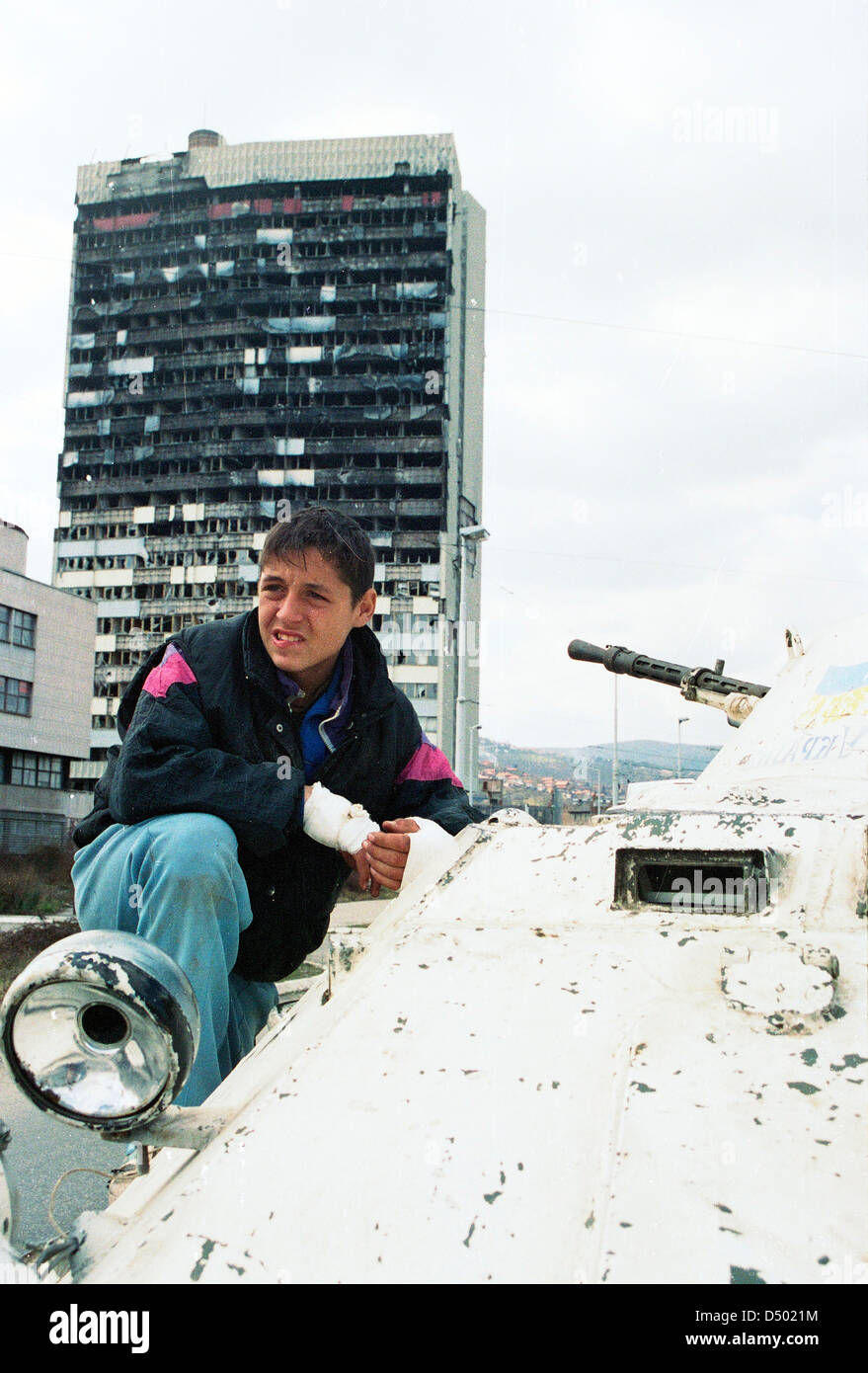 Un bambino gioca sulla cima di una delle organizzazioni delle Nazioni Unite corazzato trasporto di personale a Sarajevo, Bosnia, domenica 17 aprile, 1993 Foto Stock