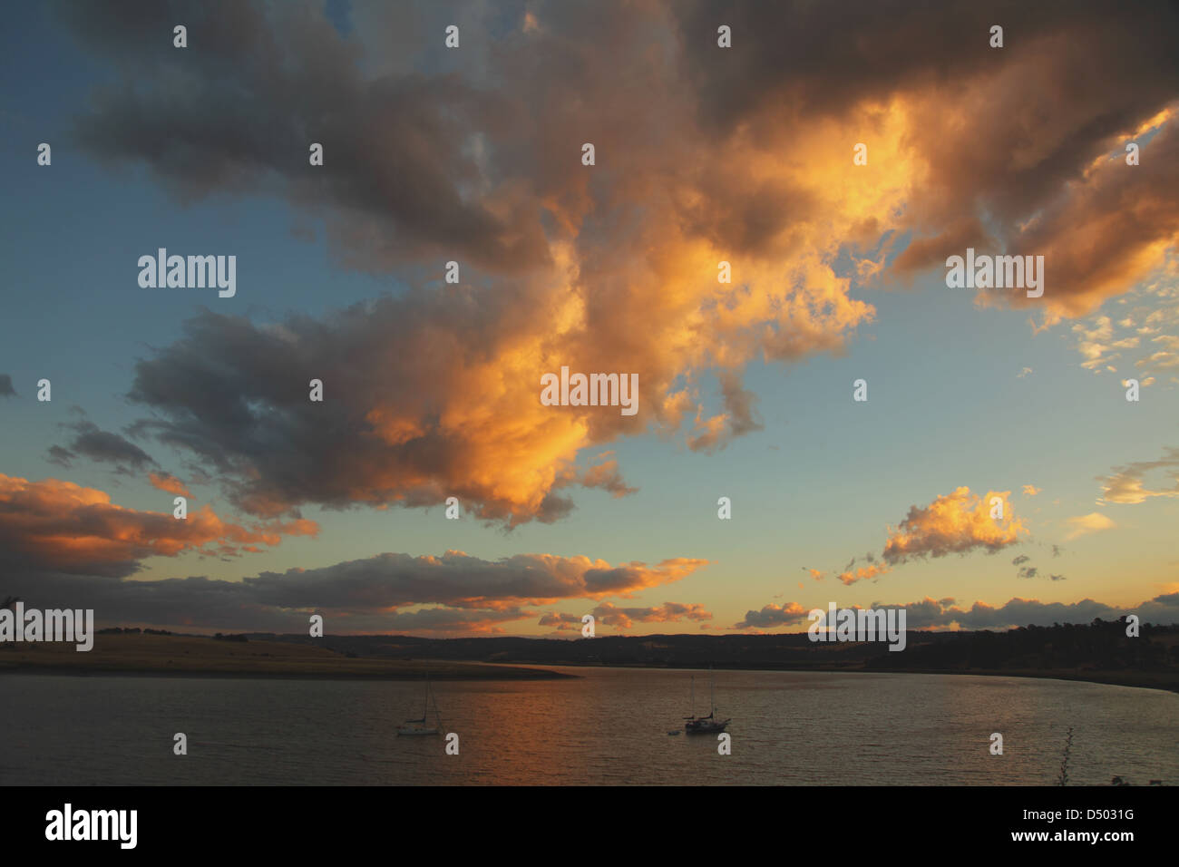 Mare e cielo molto nuvoloso in Tasmania, Australia Foto Stock