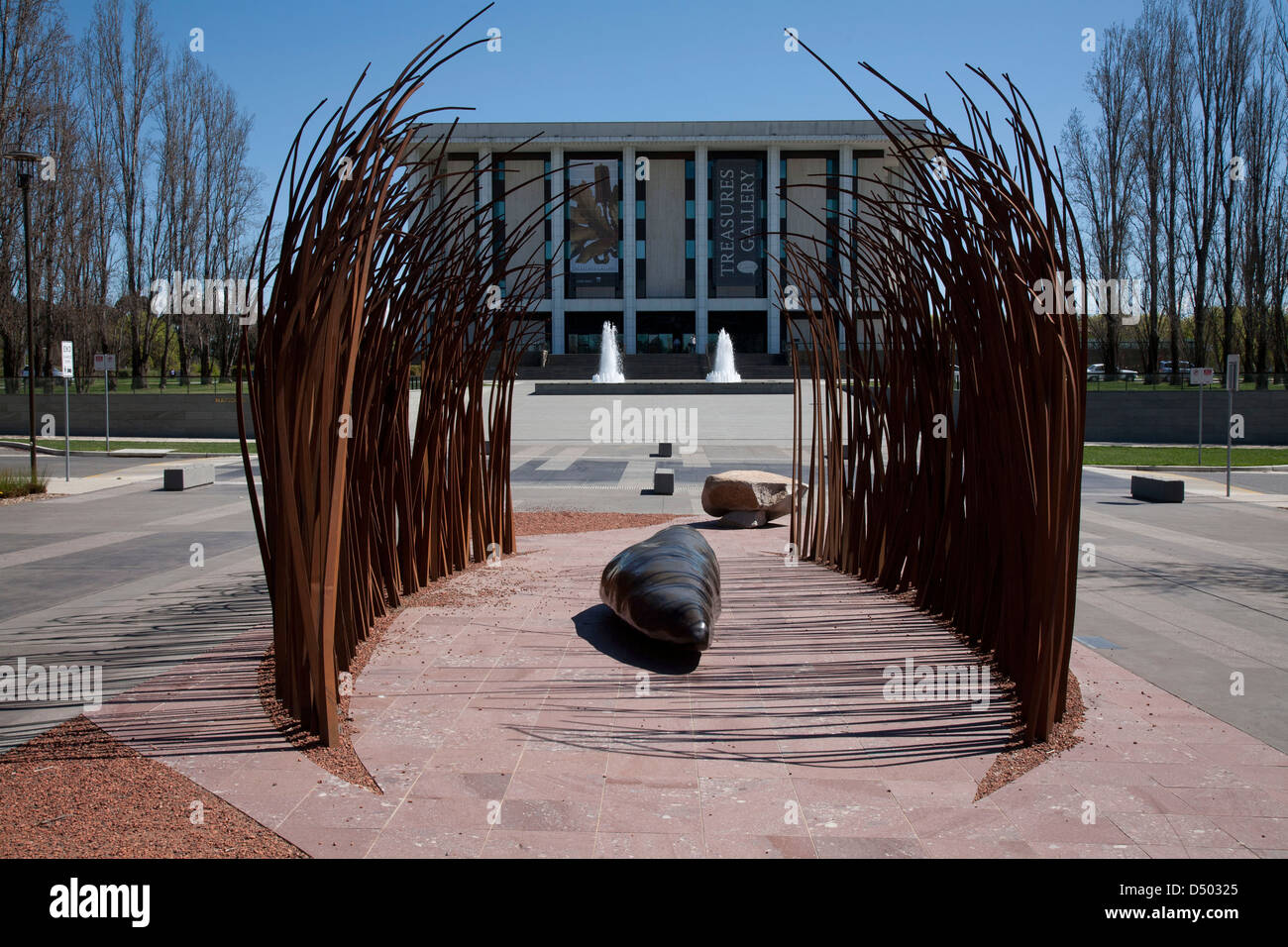 Il fuoco e l acqua arte lavoro di artista Judy Watson riconciliazione luogo Biblioteca Nazionale di Australia Parkes Canberra Australia Foto Stock