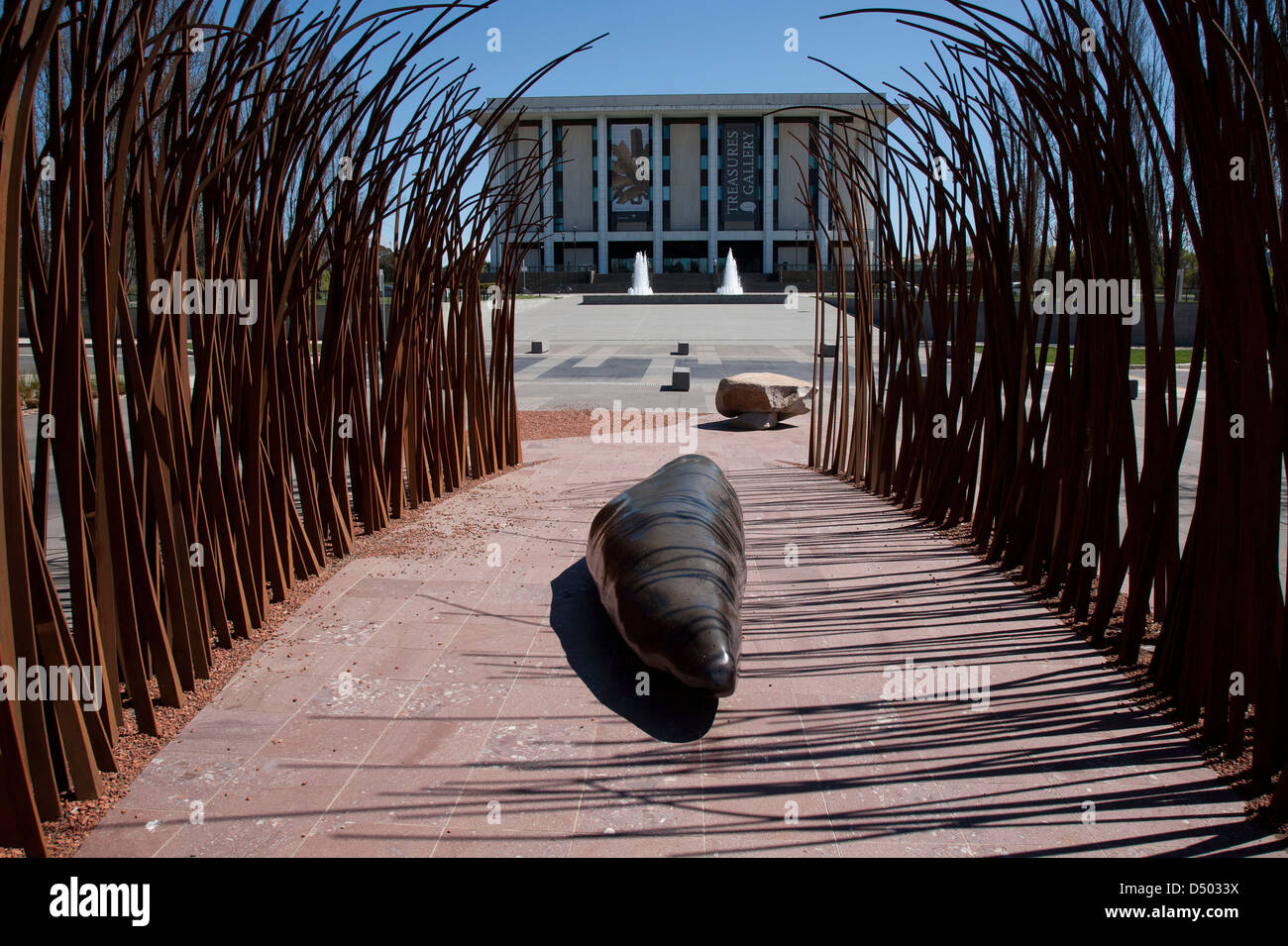 Il fuoco e l acqua arte lavoro di artista Judy Watson riconciliazione luogo Biblioteca Nazionale di Australia Parkes Canberra Australia Foto Stock