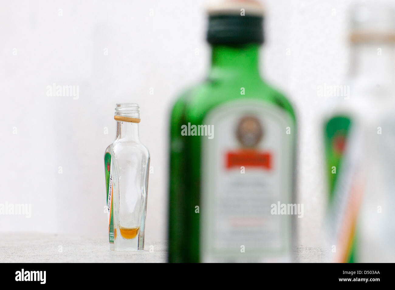 Piccolo disco bottiglie di liquore sono in piedi vicino a ciascun altro, dopo una lunga notte di clubbing. Foto Stock