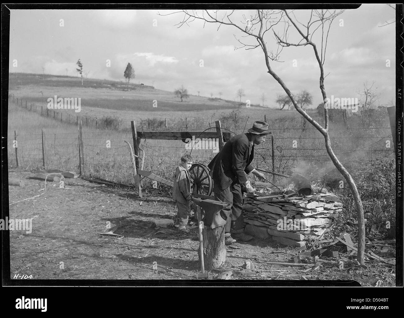 Un'altra vista di S. J. Barley, alla sua fucina all'aperto. Orzo dice: `ho solo un lavoro. Prima sono un fabbro, poi sono un falegname, o farò qualche cosa.', novembre 1933 Foto Stock