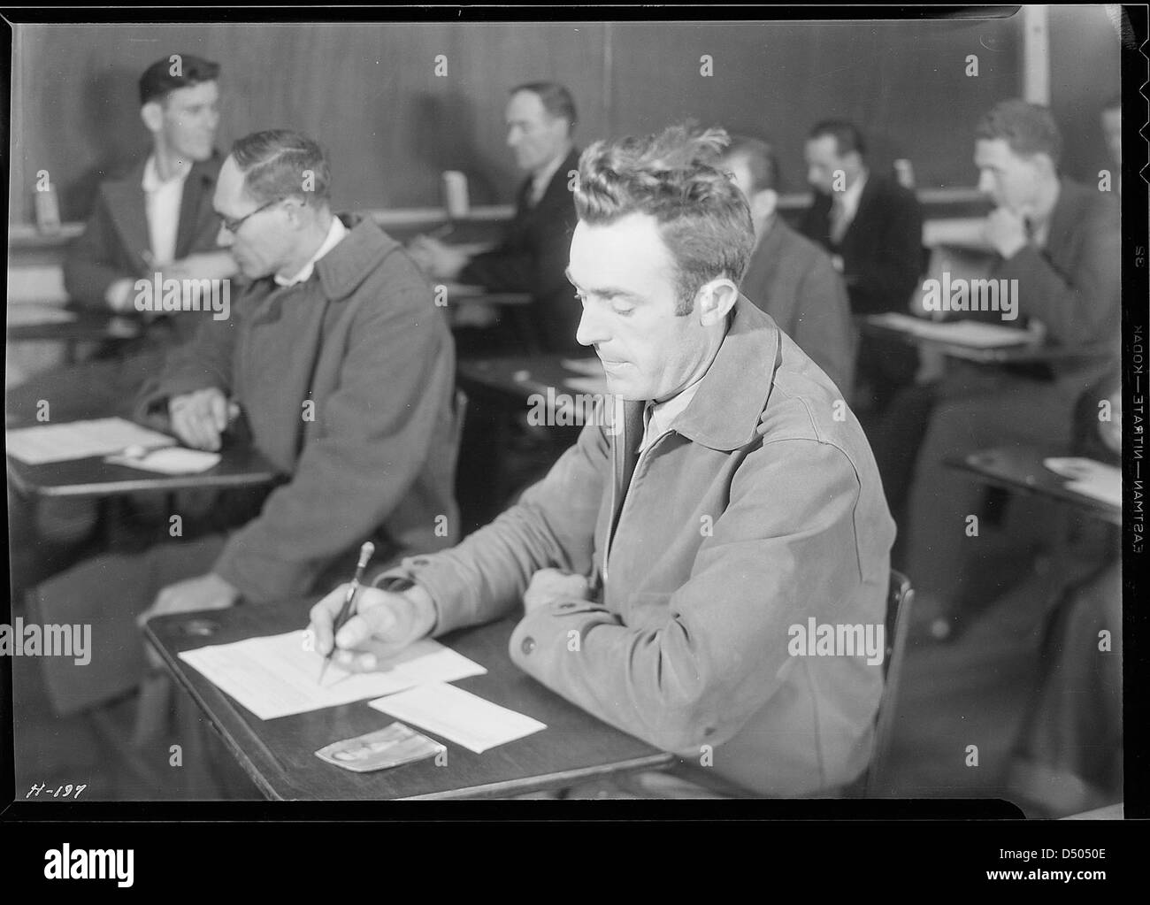Primo piano di un candidato per il lavoro con il TVA che prende l'esame per lavoro qualificato e non qualificato presso l'edificio della scuola superiore, Clinton, Tennessee, novembre 1933 Foto Stock