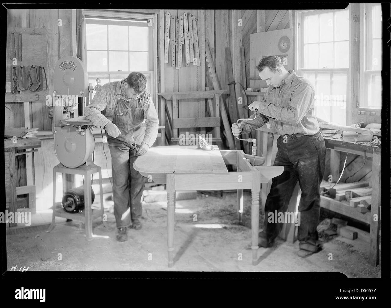 Nel novembre 1933, Lewis Hine fotografò un negozio di lavorazione del legno a Gatlinburg, Tennessee. La foto mostra l'artigianato dei falegnami e degli intagliatori, evidenziando le abilità artigianali del tempo e documentando l'artigianato americano durante la grande depressione. Foto Stock