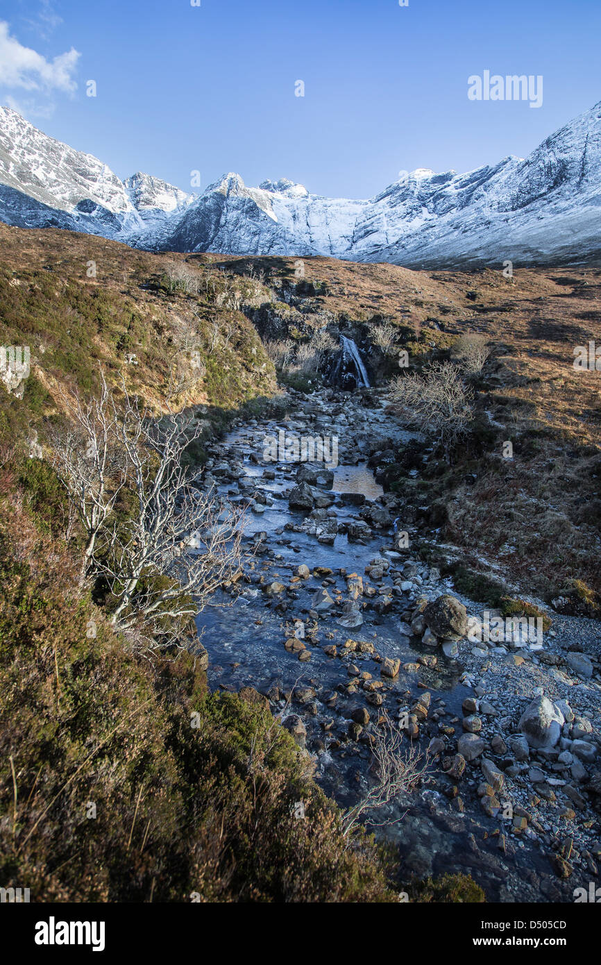 Ruscello di montagna & Cuillin Ridge in Glen fragili sull'Isola di Skye in Scozia. Foto Stock